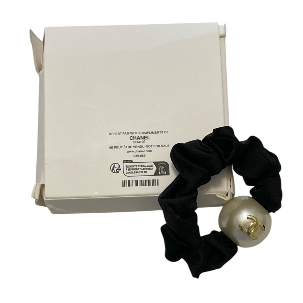Chanel Beauté Black Scrunchie Faux Pearl Gold CC Accent GWP NIB - Picture 8 of 8